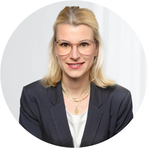 Person in Warnweste lehnt mit einem Klemmbrett an einem Geländer