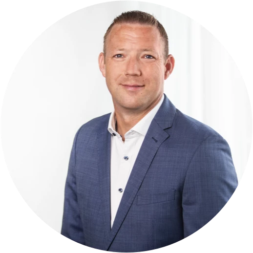 Person in schaut in die Kamera